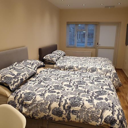 London Luxury Apartments 3 Bedroom Sleeps 8 With 3 Bathrooms 4 Mins Walk To Tube Free Parking Илфорд Екстериор снимка