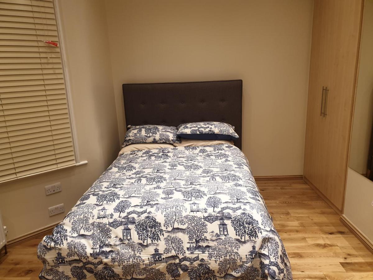 London Luxury Apartments 3 Bedroom Sleeps 8 With 3 Bathrooms 4 Mins Walk To Tube Free Parking Илфорд Екстериор снимка