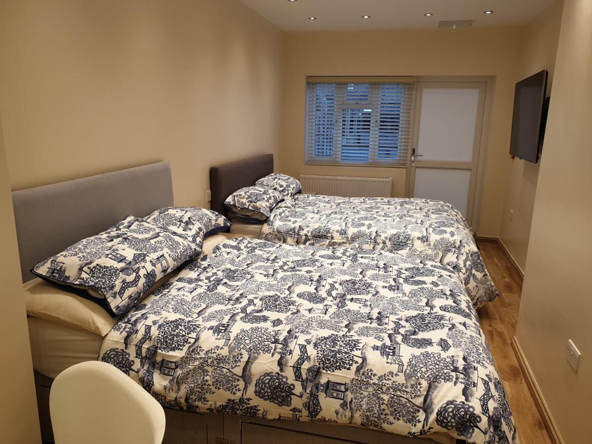 London Luxury Apartments 3 Bedroom Sleeps 8 With 3 Bathrooms 4 Mins Walk To Tube Free Parking Илфорд Екстериор снимка