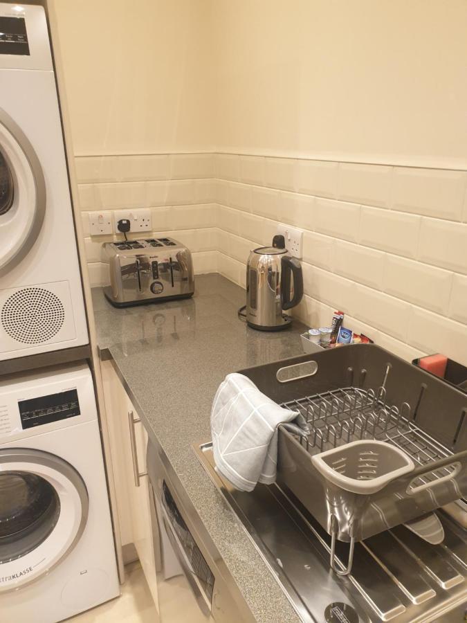 London Luxury Apartments 3 Bedroom Sleeps 8 With 3 Bathrooms 4 Mins Walk To Tube Free Parking Илфорд Екстериор снимка