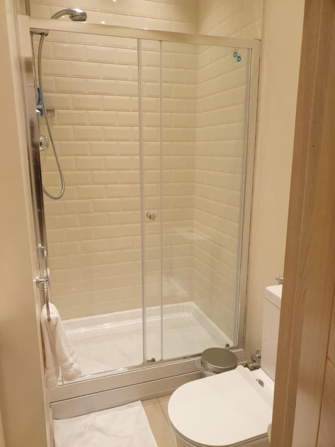 London Luxury Apartments 3 Bedroom Sleeps 8 With 3 Bathrooms 4 Mins Walk To Tube Free Parking Илфорд Екстериор снимка