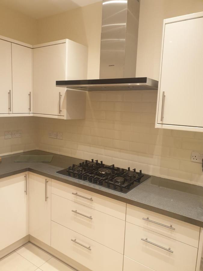 London Luxury Apartments 3 Bedroom Sleeps 8 With 3 Bathrooms 4 Mins Walk To Tube Free Parking Илфорд Екстериор снимка