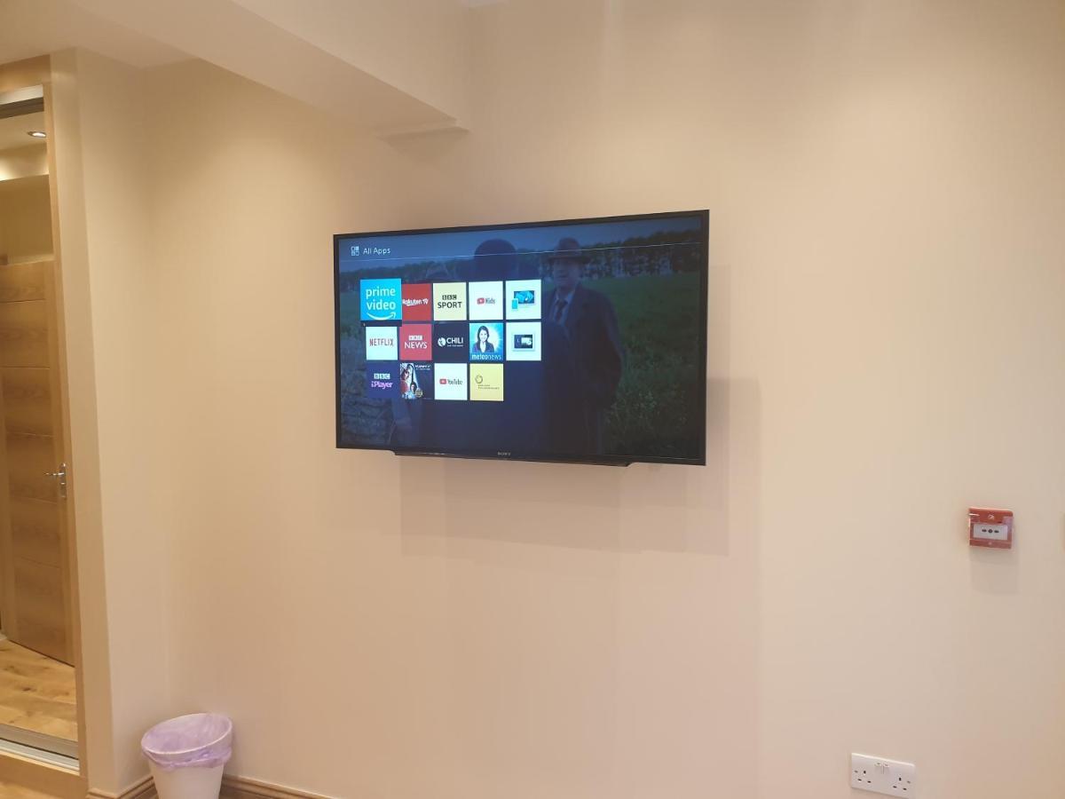 London Luxury Apartments 3 Bedroom Sleeps 8 With 3 Bathrooms 4 Mins Walk To Tube Free Parking Илфорд Екстериор снимка