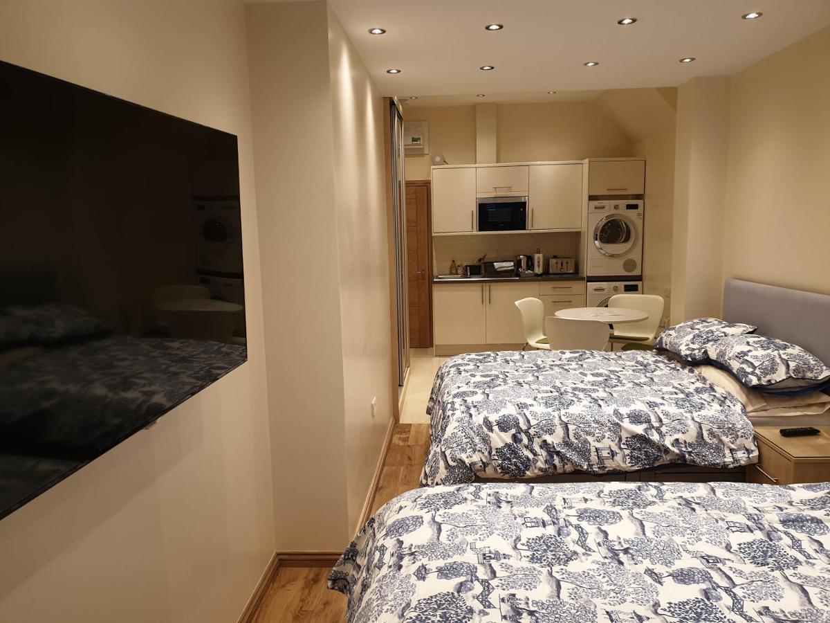 London Luxury Apartments 3 Bedroom Sleeps 8 With 3 Bathrooms 4 Mins Walk To Tube Free Parking Илфорд Екстериор снимка