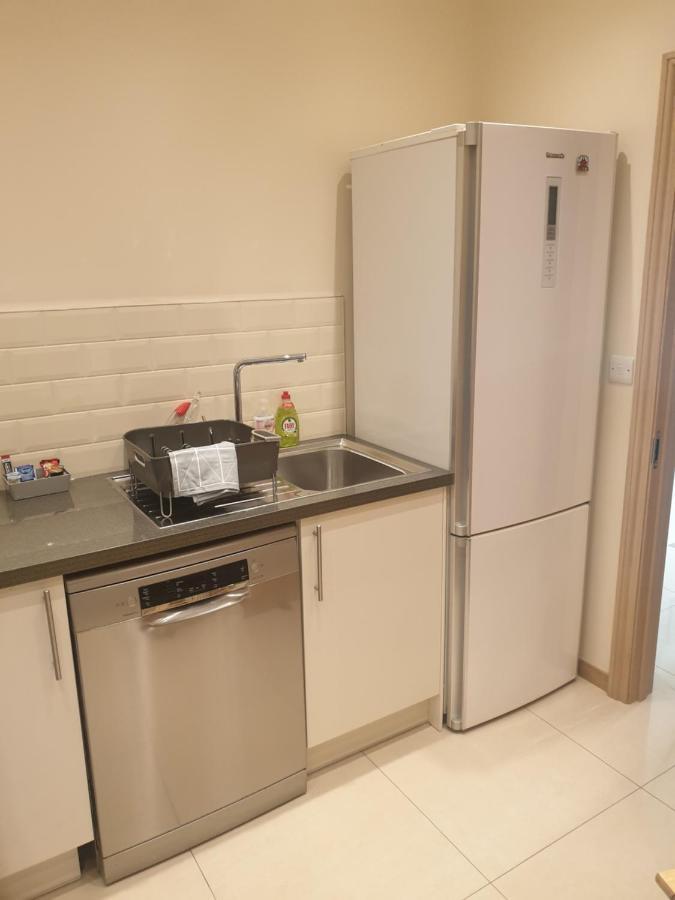 London Luxury Apartments 3 Bedroom Sleeps 8 With 3 Bathrooms 4 Mins Walk To Tube Free Parking Илфорд Екстериор снимка