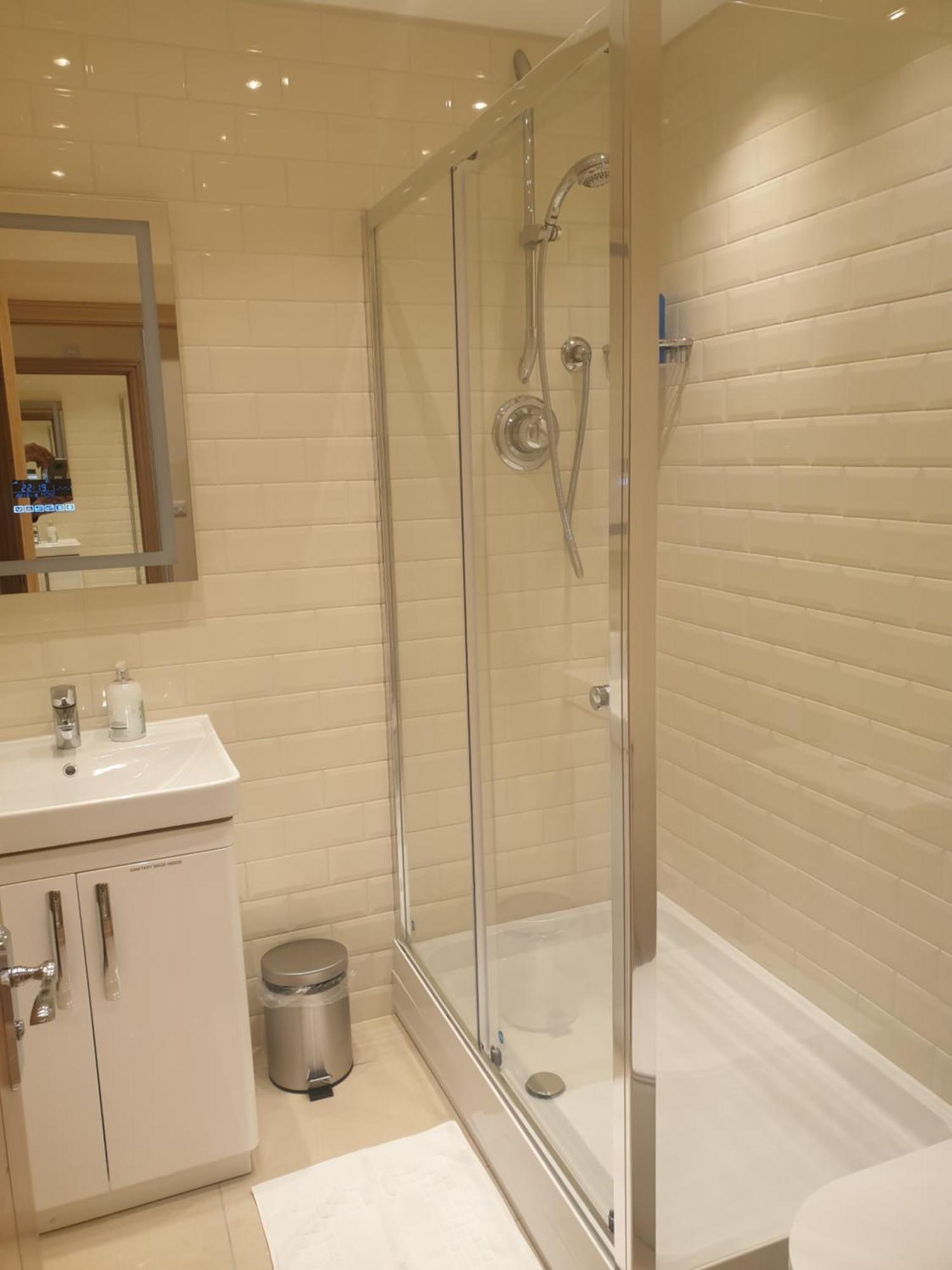 London Luxury Apartments 3 Bedroom Sleeps 8 With 3 Bathrooms 4 Mins Walk To Tube Free Parking Илфорд Екстериор снимка
