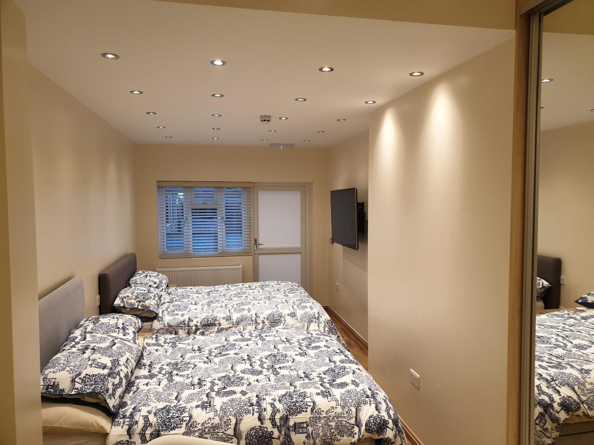 London Luxury Apartments 3 Bedroom Sleeps 8 With 3 Bathrooms 4 Mins Walk To Tube Free Parking Илфорд Екстериор снимка