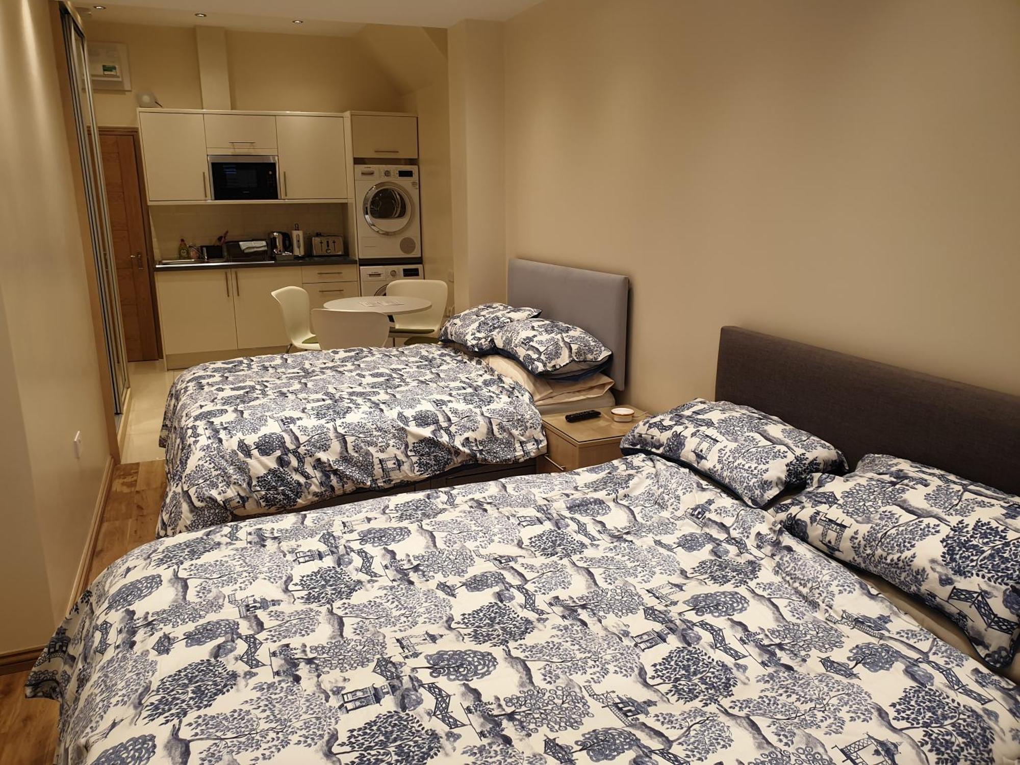 London Luxury Apartments 3 Bedroom Sleeps 8 With 3 Bathrooms 4 Mins Walk To Tube Free Parking Илфорд Екстериор снимка
